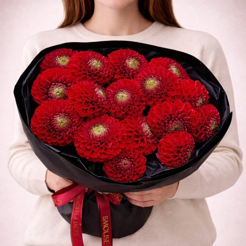 Букет красных георгинов «Бархатный акцент»